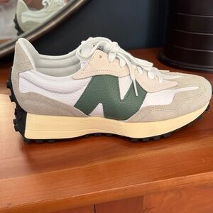New Balance 327 White and Green Sneakers. Unisex Size 9. NIB